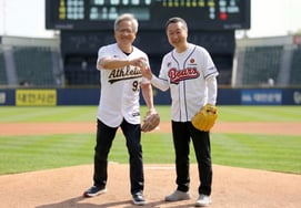 'With a Big Hit' NVIDIA CEO Jensen Huang and Doosan Chairman Park Jeong-won, two baseball fans, have truly united! They will make history on the final page of Jamsil Stadium's last year.