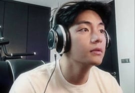 "During a world tour, this?" V, Diamond 2 tier in League of Legends certified [K-EYES]