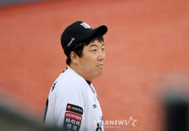 [Photo] Kim Hyun-soo lost in thought while preparing for the match against his former team, LG