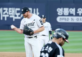 [Foto] Austin sale a la base por bola en el primer inning; 'Gran actuación como abridor contra LG' de Sauer