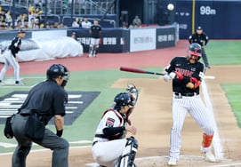[Foto] 'Récord de 100 jonrones de la KBO, Austin' recibe en la parte superior del primer inning