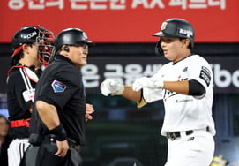 [Một lần thôi] 'Chúng ta cũng có phù thủy đánh home run Jaewon mà''  Cuối hiệp 8, Lee Jae Won ghi được 2 điểm home run