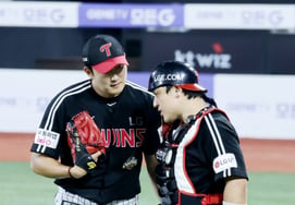 [One Quick Look] "I'm not a fan of tense 9th innings." Park Dong-won, who survived a bases-loaded, no-out situation without allowing a run, with Son Ju-young