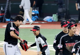 [De un vistazo] «¡Joo-young! Primero, recibe un golpe» — Yeom Kyung-yeop se burla de Son Joo-young, quien provocó una situación de crisis con bases llenas y dos outes en el final de la novena entrada.