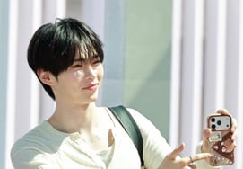 ZEROBASEONE Sung Han-bin "Look at this~" [★Photo]