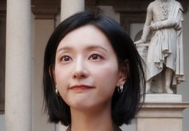 Novedades sobre el atrevido corte de cabello corto de Kim Ji-won: se cortó el cabello largo de un tajo.