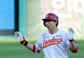[Foto] 'En la parte baja del primer inning, el primer bateador logra doble' Park Sung-han