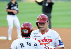 [Photo] Jeon Ui-san reaching base with a hit in the bottom of the 2nd inning