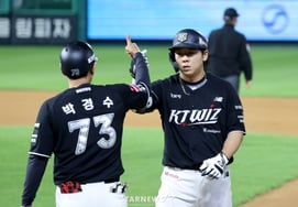 [相片儿] 李政勋在第8回合初打出代打卡适时安打