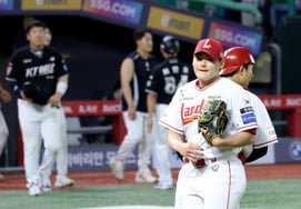 [Foto] "Haa... ¡1 punto se salvó!" Cerrador Jo Byung-hyun de Landers