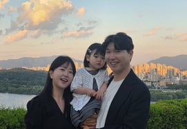 'Parental estrangement' Park Soo-hong reveals family photo..♥Happy with Kim Da-ye and daughter "So beautiful"