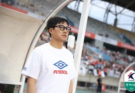 Coach Lee Jung-hyo, known for being sparing with praise, says he wants to praise his team "just for today" after the victory against Hwaseong [Hwaseong]