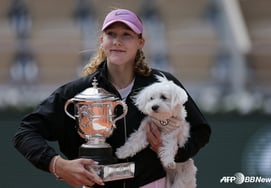 『優勝セレモニーを子犬を抱えて？『コートの上では新しい女王、外では19歳の少女…』··· アンドレエワの意外な魅力が話題