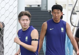 They call out "Shoot! Shoot!" at any time, completely captivated by Captain Son even in Mexico... 'A crowd of 800 gathered' — Hong Myung-bo's first public training session heats up [Guadalajara on-site]