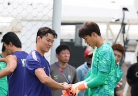[Photo] Oh Hyun-kyu helps Song Beom-geun put on his gloves