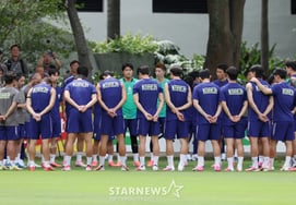 [フォト] ホン・ミョンボ監督の言葉に耳を傾ける太極戦士たち