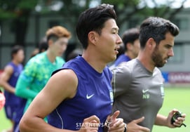 [Photo] Son Heung-min 'One lap to go'