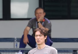 [フォト] 洪明甫監督、朴恒洙副会長の前で