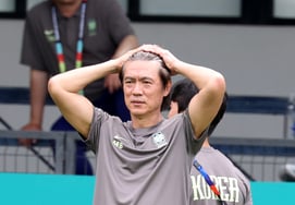 [フォト] 想念にふけるホン・ミョンボ監督