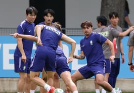 [Foto] ¡Jens Hæger se sorprende con el regate de Lee Kang-in!