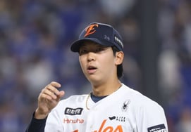 "Ultimately, we must use him as a starter" — the left-handed pitcher who secured the "overall first pick" with a 0-0 record, the key to Hanwha's five-starter competition is "walk control" [Busan Field Report]