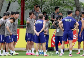 [Foto] El entrenador Hong Myung-bo da una orden especial a Lee Kang-in