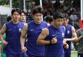 [Foto] Lee Han-beom practica respiración diafragmática justo detrás de la leyenda