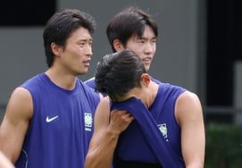 [フォト] ソン・フンミン「見なくてもキャプテンの腹筋」