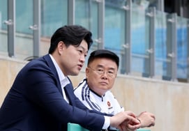[Foto] "Conversación seria" entre el comentarista Oh Jae-il y el director Kim Tae-yong de Doosan