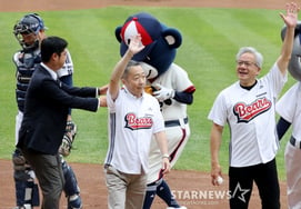 [Chụp ảnh] 'Go Korea'!' NVIDIA Jensen Hwang thử thách với Doosan Bears