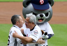 [Chụp ảnh] 'Ôm chủ sở hữu câu lạc bộ Park Jung Won' Doosan Bears Seung Yo-yo, NVIDIA Jensen Hwang