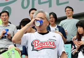 [One Quick Shot] Jensen Huang of Jamsil cheers "Cheers Korea!" while shouting "One Shot."