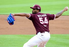 [Photo] 'Scoreless streak continues' Kiwoom ace Alcantara