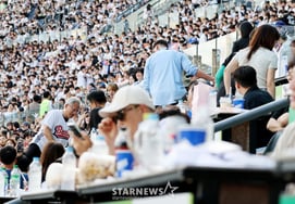 [Photo] 'Jump over the fence!' Jensen Huang