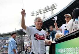 [Jensen Huang in a Flash] "I Can't Resist Dance Music!" Cheerleader Transformation Jensen Huang