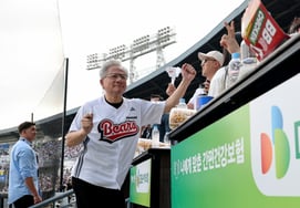 [Photo] 'I Can't Resist Dance Music!' Cheerleader Jensen Huang Transforms