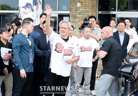[Photo] 'It's chicken again!' Jensen Huang at Jamsil Stadium
