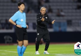 "The Best Gift Received in Korea" Cheongju Manager Quinto, 14 Games 15 Starts, "Emotional First Victory" [Mokdong On-site]
