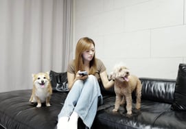 TWICE Jung Yeon, estado actual tras superar el síndrome de Cushing.. momentos felices con su perro mascota