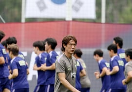 [フォト] 壮経を胸に抱く洪明甫監督