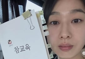 "El padre del niño estaba muy enojado". Park Ji-yeon, sobre su aparición como la mamá "exigente" en "Chamgyoyuk": "Trabajé con mucha precaución"
