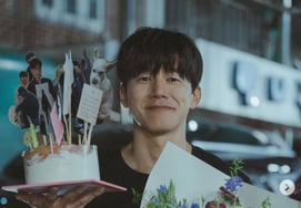 '真の教育'に真心を込めたキム・ムヨル、ビハインド公開..花束にケーキを持ったナ・ファジン