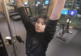 Jung Kook tập thể dục, đu xà, Jimin gấp quần áo, đọc sách RM... 6 phút 13 giây cuộc sống bình thường của họ [K-EYES]