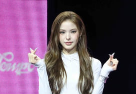 イズナ・マイの「人形のような美貌」 [★フォト]