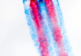 "We are sorry we took away your Children's Day." How did four actual fighter jets, later increasing to eight, appear at Jamsil Stadium for two consecutive years? The story behind the touching first pitch by the son of a private soldier, "Doosan," is revealed.