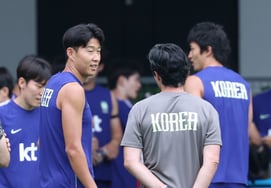 [Photo] Captain Son Heung-min in conversation with coach Arroso