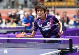 「わぁ」57歳でも変わらなかった！ 韓国卓球の伝説、ヒョン·ジョンファ、32年ぶりに世界舞台で3戦全勝→本戦進出 [江陵世界マスターズ]