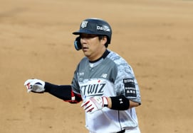 'サムスンが2位を奪還するのは無理だ！『キム·ヒョンスの3安打でKTがリバウンドで5-2の完勝→1.5ゲーム差で2位を守る』 [水原現場レビュー]