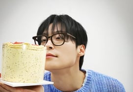 'Brave New World' Heo Nam-jun, Birthday Selfie with Horn-rimmed Glasses 'Approved'