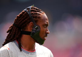 'Codo asesino le rompió la mandíbula': el defensa del Tottenham compite en el Mundial con una protección "de todos modos, el fútbol se juega con los pies"